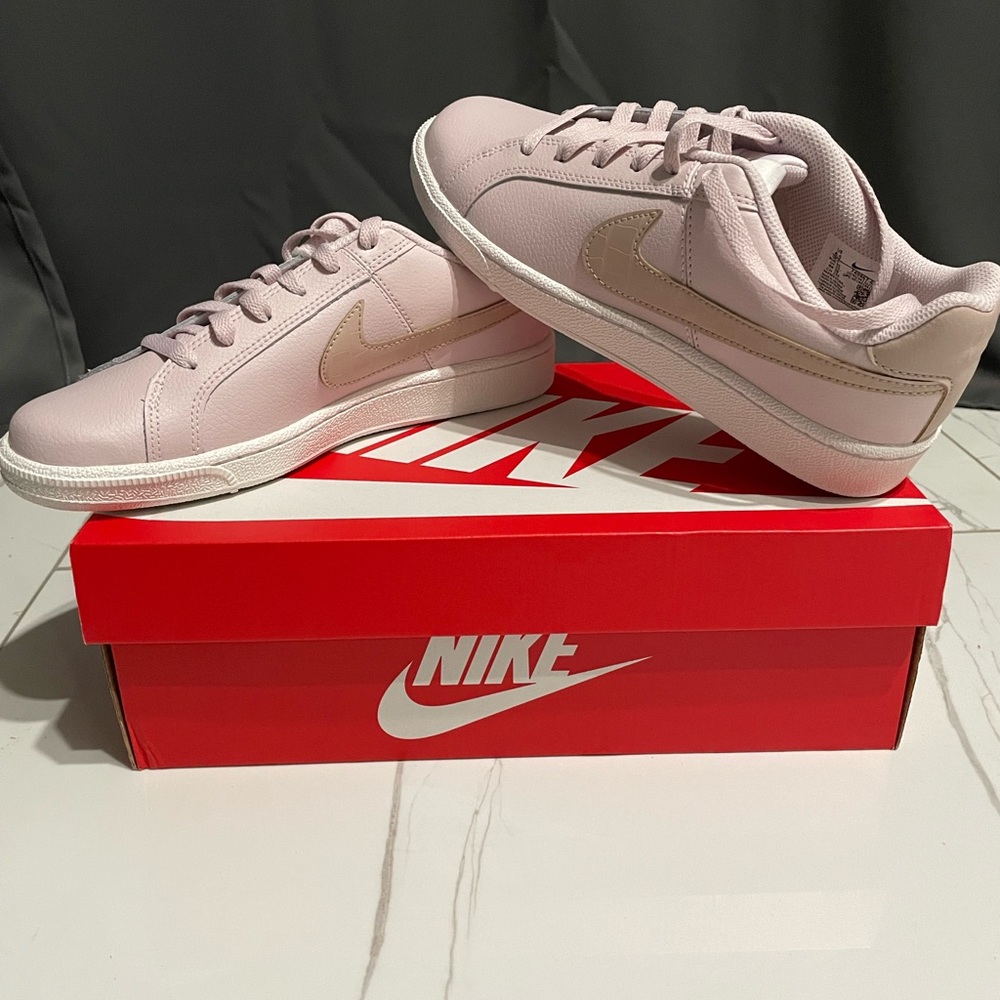 NIKE COURT ROYALE